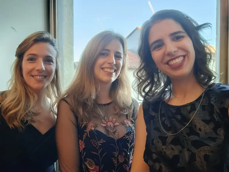Ana Sofia Matos, Maria Isabel Mendonça e Catarina Gonçalves sorridentes, ao ar livre