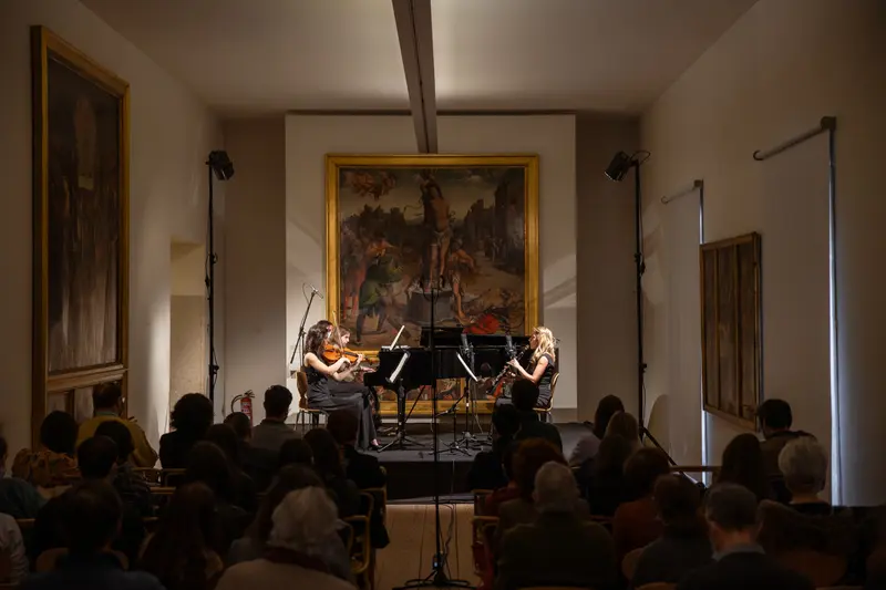 Re:Flexus Trio a tocar para o público numa sala de museu