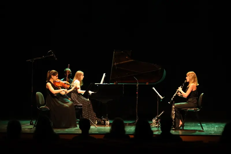 Re:Flexus Trio em palco com iluminação verde