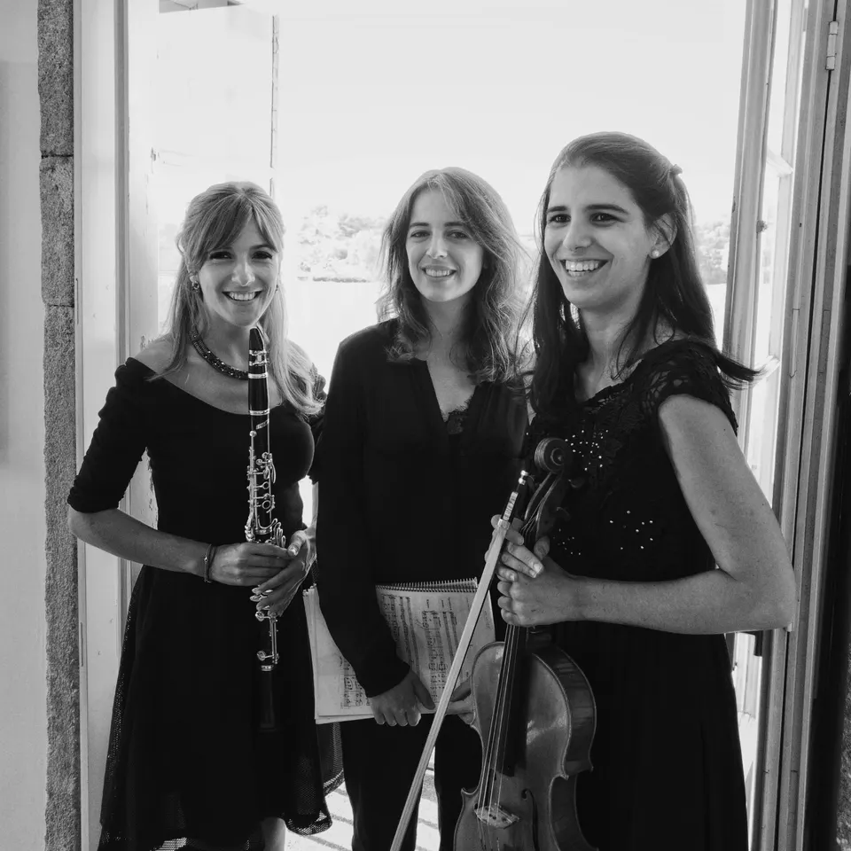 Ana Sofia Matos, Maria Isabel Mendonça e Catarina Gonçalves, do Re:Flexus Trio, com o clarinete e a viola d’arco